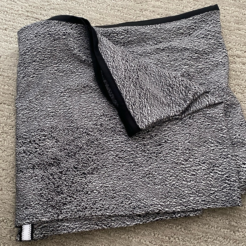 New Lululemon vinyasa scarf w snaps